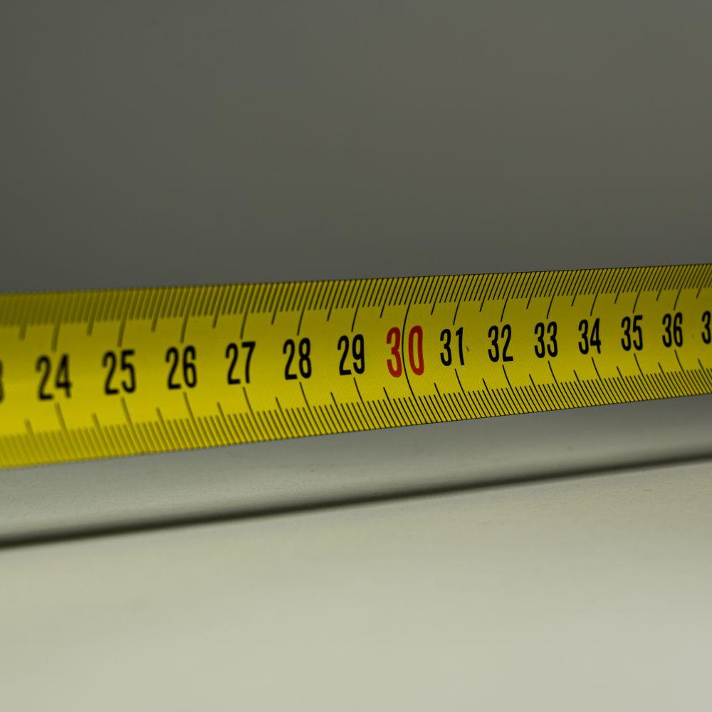Meteran kuning dengan skala sentimeter
